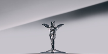 rolls-royce-spirit-of-ecstasy-amblemini-yeniden-tasarladi