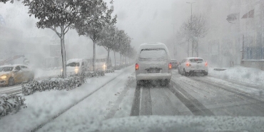 tused-kar-yagisinda-araci-hasar-goren-suruculeri-bilgilendirdi