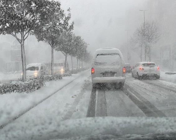 TÜSED Kar Yağışında Aracı Hasar Gören Sürücüleri Bilgilendirdi