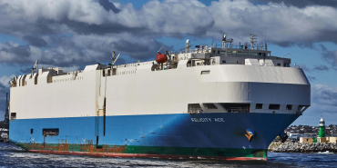 volkswagen-ve-porsche-yuklu-kargo-gemisi-okyanusta-alev-aldi