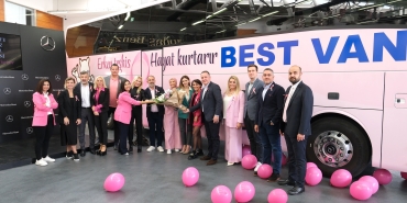 pembe-tasarimiyla-giydirilen-mercedes-benz-travego-16-21-best-van-turizme-teslim-edildi