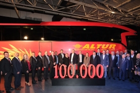 Mercedes, 100 Bininci Otobüsünü Altur Turizm'e Teslim Etti 3 mercedes-100-bininci-otobusunu-altur-turizme-teslim-etti