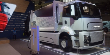 ford-trucksin-urettigi-ilk-elektrikli-kamyon-pirelli-r01-ile-bulustu