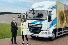 daf-lf-electric-50-yil-donumunu-kutlayan-van-gogh-muzesine-teslim-edildi