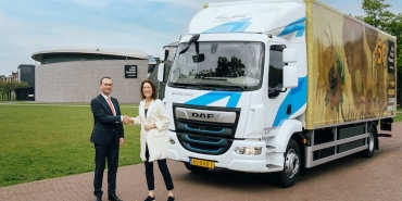 daf-lf-electric-50-yil-donumunu-kutlayan-van-gogh-muzesine-teslim-edildi