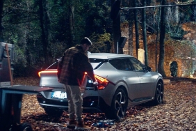 kia-ev6dan-tarihe-enerji-veren-yeni-reklam-filmi