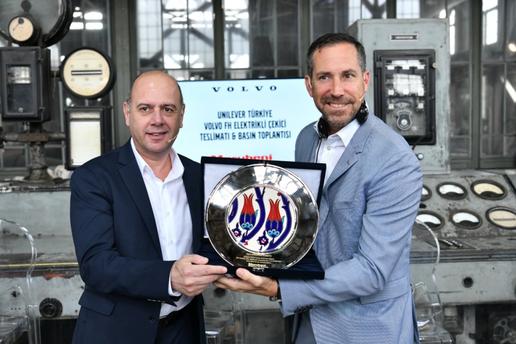 Marubeni, Unilever ve Arıç Lojistik'e Volvo FH Elektrikli Çekici Teslimatı Yaptı 1 marubeni unilever ve aric lojistike volvo fh elektrikli cekici teslimati yapti 1
