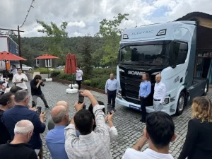 scania-elektrikli-tiriyla-turkiyeye-uzanan-rekor-yolculuk-4-kadin-soforun-heyecan-verici-deneyimi
