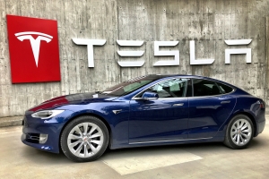 tesla-1-trilyon-dolar-degeriyle-rekor-kirdi-rakiplerini-geride-birakan-yukselisin-arkasinda-ne-var